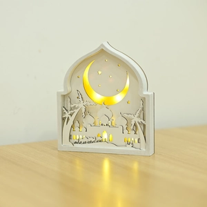 Détail d'une décoration LED bois pour le Ramadan avec mosquée et croissant de lune évidés