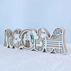 Détail de la décoration MOM en bois multicouche avec silhouettes mère et enfant
