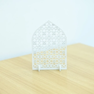 Dettaglio dell'ornamento islamico in legno bianco intagliato per decorazioni domestiche Eid