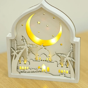 Détail d'un ornement LED Ramadan en bois avec mosquée découpée au laser et croissant