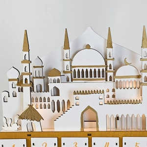Weißer und goldener LED Ramadan Countdown Kalender aus Holz mit Moschee-Design und Schubladen