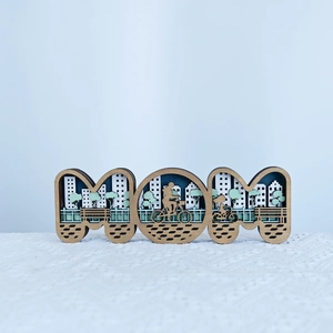 Détail d'un décor en bois MOM multicouche avec des scènes de parc découpées au laser