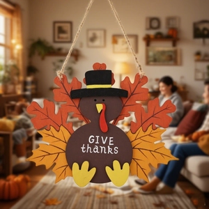 Dettaglio della decorazione da porta in legno a tacchino con scritta GIVE thanks e foglie