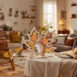 Détail de la décoration en bois feuille d'érable lumineuse avec hérisson et citrouille
