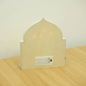 Détail de l'arrière d'un ornement LED musulman en bois avec boîtier à piles et interrupteur