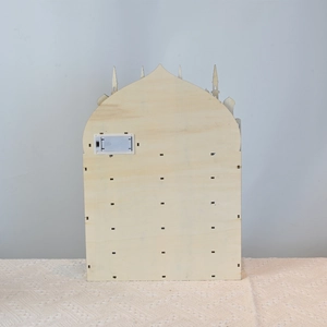 Rückansicht des LED-Holzkalenders mit Batteriefach und Ein-/Ausschalter für Muslime