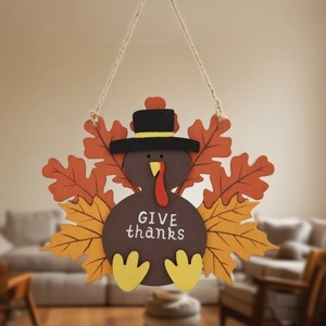 Dettaglio del ciondolo per porta tacchino in legno del Ringraziamento con testo GIVE thanks