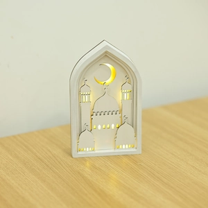 Détail d'une lanterne LED de l'Aïd avec silhouette de mosquée et éclairage blanc chaleureux