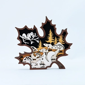 Détail macro d'ornement feuille d'érable en bois découpé au laser avec décor écureuil