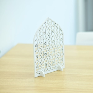 Ornamento ad arco in legno bianco traforato con motivi geometrici per l'Eid