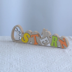 Vue détaillée d'une décoration de Pâques en bois avec lapin et texte Ostern