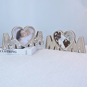 Détail de cadre MOM en bois avec photo en cœur et motif de grande roue gravé laser