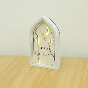 Détail d'un ornement LED musulman en bois avec croissant de lune lumineux et silhouette de mosquée