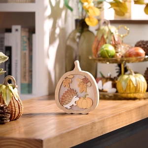 Décoration d'automne en bois citrouille avec sculpture hérisson multicouche et feuilles