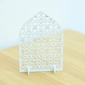 Decorazione da tavolo musulmana in legno bianco con motivi geometrici traforati
