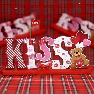 Décoration de table KISS en bois avec cœurs, ours et rayures rouges pour la Saint-Valentin