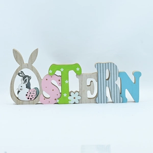 Détail du signe OSTERN en bois avec motifs colorés et lapins pour décor de Pâques