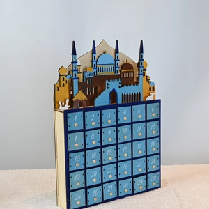 Detailansicht eines Ramadan-Adventskalenders aus Holz mit 30 Schubladen und Moschee-Silhouette