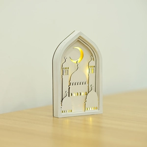 Détail de l'ornement musulman en bois à LED avec une silhouette de mosquée blanche
