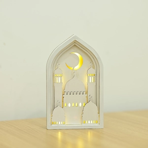 Vue détaillée d'une lanterne LED de Ramadan en bois avec silhouette de mosquée lumineuse