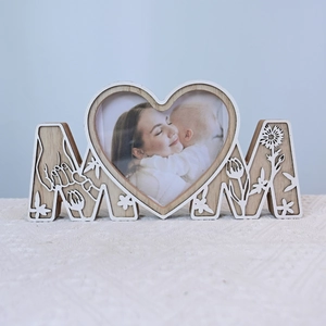 Détail du cadre photo MOM en bois en forme de cœur avec motifs floraux pour décoration