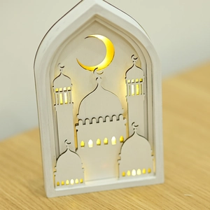 Détail de lanterne LED Ramadan en bois avec silhouette de mosquée et lueur chaude