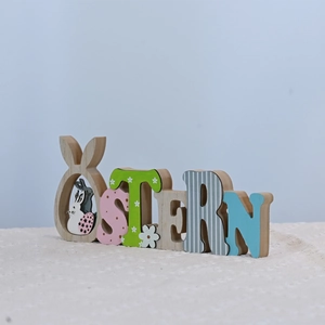 Détail d'un panneau OSTERN en bois avec oreilles de lapin pour décor de Pâques