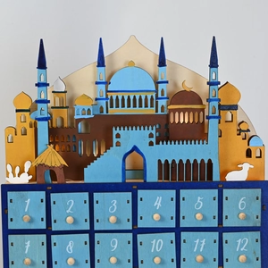 Makrodetail aus Holz Ramadan Adventskalender mit blauer Moschee-Silhouette und Schubladen