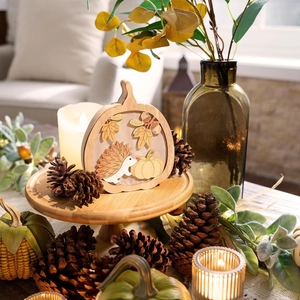 Décoration citrouille en bois sculpté avec hérisson pour une ambiance automnale cosy