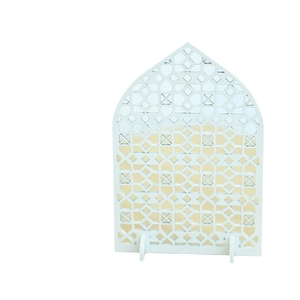 Ornamento in legno bianco per Eid Mubarak con intricati motivi geometrici islamici a laser