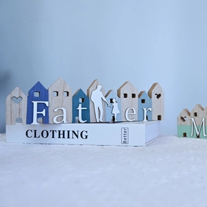 Détail d'ornement en bois en forme de maison avec lettres Father et silhouette de famille
