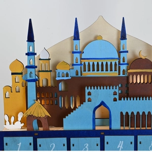 Detail von hölzernem LED-Ramadan-Kalender mit lasergeschnittener Moschee und blauen Schubladen