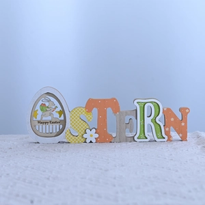 Détail du lettrage en bois OSTERN avec lapin de Pâques et motifs colorés printaniers