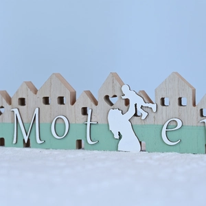 Détail de l'ornement en bois Mother avec design de maison et silhouette de mère et enfant