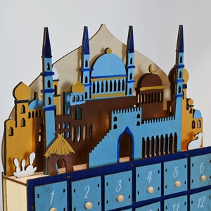Detail eines Ramadan-Adventskalenders aus Holz mit Schubladen und Moschee-Motiv