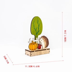 Dettagli dimensionali del decoro autunnale in legno da 18cm con albero e zucca intagliati