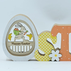 Décoration de table de Pâques en bois avec découpe d'œuf et scène de lapin colorée