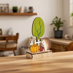 Decorazione da tavolo autunnale in legno con zucca e riccio su base in legno