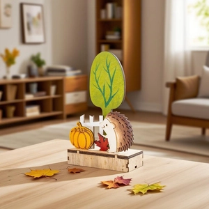 Decorazione autunnale in legno con riccio, zucca e alberi su base in legno naturale