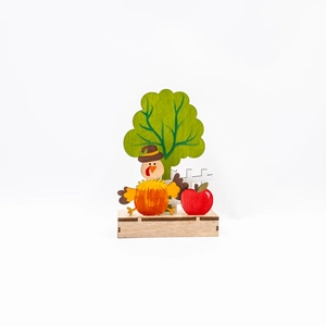Dettaglio di ornamento tacchino del Ringraziamento in legno con albero e zucca