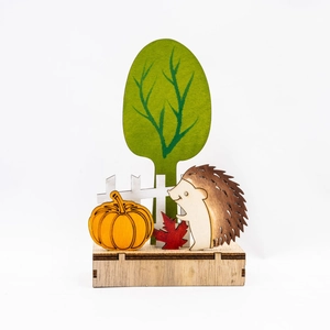 Decorazione da tavolo creativa in legno per il Ringraziamento con zucche e riccio