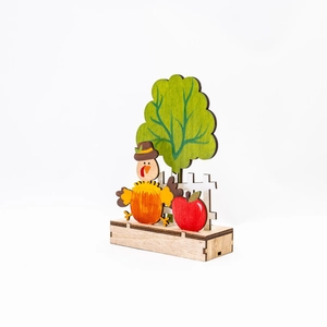 Dettaglio decorazione tacchino in legno per il Ringraziamento con staccionata autunnale