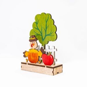 Dettaglio decorazione in legno per il Ringraziamento con tacchino, albero e recinto