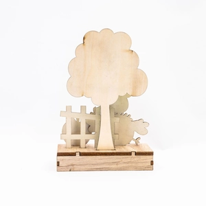 Dettaglio decorazione in legno tagliata al laser con gufo, albero e recinzione