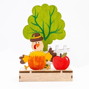 Dettaglio decorazione tacchino del Ringraziamento in legno con albero su base naturale