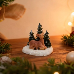 Figurine de renne de Noël avec sapins enneigés sur socle en résine effet neige