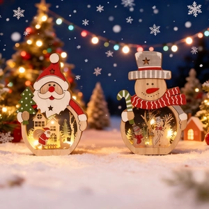 Détails sculptés du Père Noël et bonhomme de neige en bois avec lueur LED chaleureuse