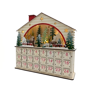 Vue macro du calendrier de l'Avent en bois illuminé avec forêt et 24 tiroirs de rangement