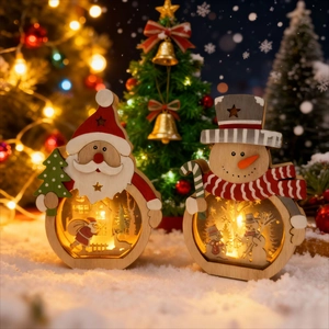 Détail de décorations de Noël en bois à LED avec scène d'hiver sculptée lumineuse