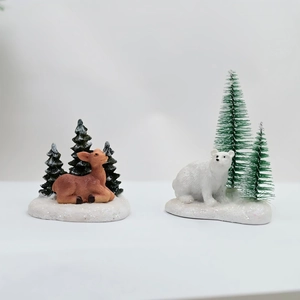 Détail de figurines de Noël miniatures en résine avec renne et ours polaire sur neige